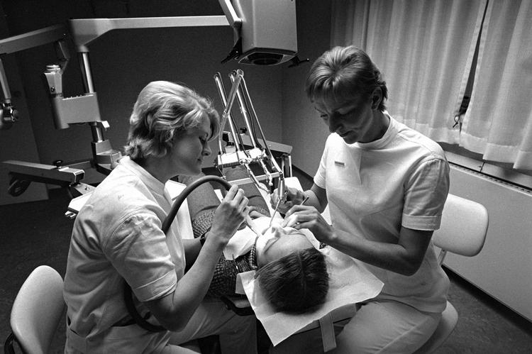 Skoletandpleje blev landsdækkende i 1970'erne og 1980'erne. Vi har fundet et foto fra 1971 fra en tandklinik »med liggende patient«.   Foto: Jacob Maarbjerg