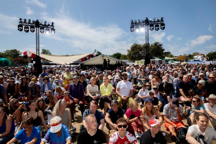 Folkemødet på Bornholm afholdes i år fra 13. til 15. juni.  Men lige nu er flere af de ansatte bekymrede for, om ledelsen tager arbejdet med den daglige drift seriøst nok. Her et billede fra sidste års folkemøde, hvor blandt andre statsminister Mette Frederiksen (S) deltog.   Foto: Finn Frandsen