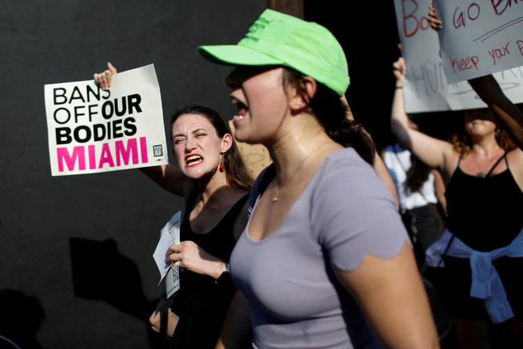 En demonstrant for abortrettigheder i Miami, Florida, holder et skilt, mens hun demonstrerer, efter at den amerikanske højesteret omstødte den skelsættende Roe v Wade-dom. Arkivfoto Foto: Marco Bello/Ritzau Scanpix