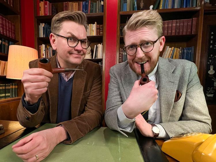 Palle Strøm (tv.) og Nikolaj Stokholm viser gamle klip fra DR's arkivet i programmet ’Gensyn med Stokholm og Strøm’, og ikke bare én, men flere gange slap ordet 'modernet' over Strøms læber.  Foto: Kenneth Skoubølling Jacobsen