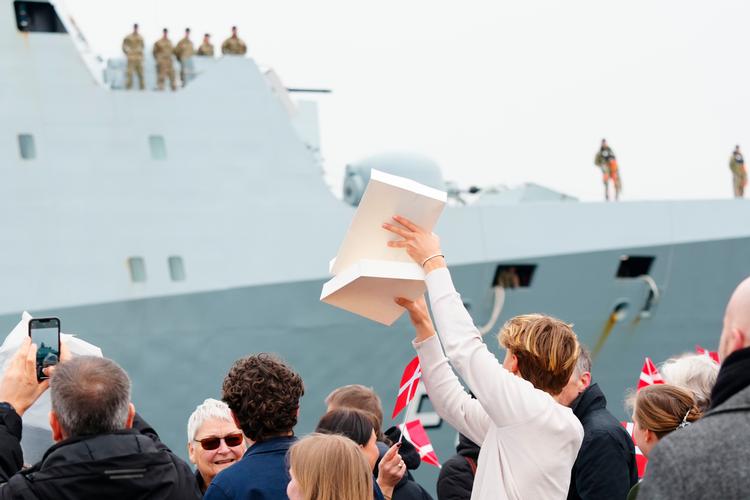 Fregatten 'Iver Huitfeldt' nåede torsdag sikkert i havn på Flådestation Korsør. Sagen om fejl i skibets forsvarssystemer og den efterfølgende fyring af forsvarschefen har fået meget omtale i internationale medier.  Foto: Ida Marie Odgaard/Ritzau Scanpix