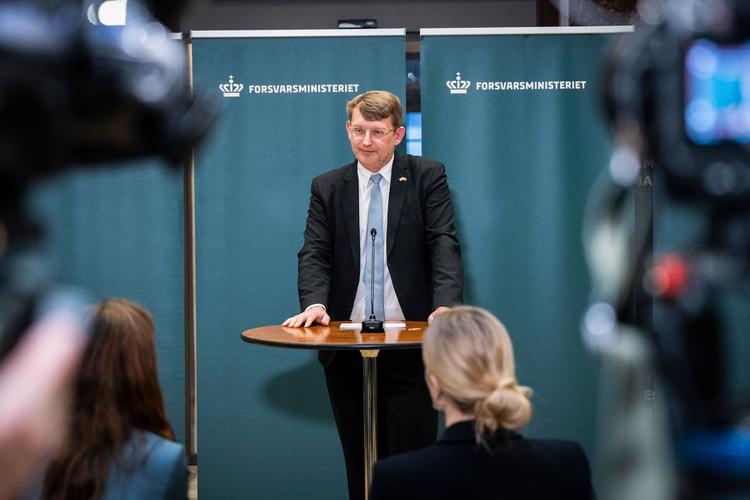Pressemødet i Forsvarsministeriet onsdag aften er et, der vil blive husket. Blandt andet stod det klart, at forsvarsministeren har mistet tilliden til sin forsvarschef, der altså ikke længere er forsvarschef. Foto: Emil Nicolai Helms/Ritzau Scanpix