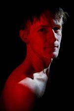 Med Guldimund som en slags maske fortæller Asger Nordtorp Pedersen sandheder, vi måske ikke vil høre. Foto: Mads Nissen