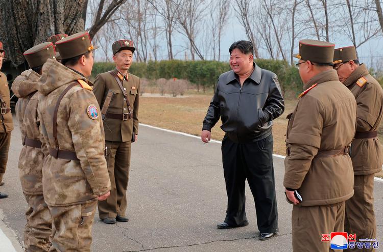 Nordkoreas leder, Kim Jong-un, omgivet af sine generaler 2. april. De har lige inspiceret test af et nyt missil i det nordkoreanske atomprogram, Hwasongpho-16B. Rusland hjælper i stigende grad landet med at omgå FN's sanktioner, lyder advarslen fra flere lande og eksperter. Foto: Str/Ritzau Scanpix
