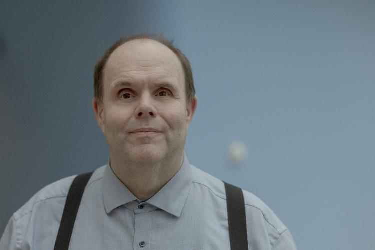 Kommunerne klager over, at det sociale område dræner deres kasser. Et ekspertudvalg er netop kommet med anbefalinger til, hvordan man tøjler økonomien. Men formand for Danske Handicaporganisationer Thorkild Olesen synes hellere, at kommunerne skulle gøre oprør. Foto: Miriam Dalsgaard