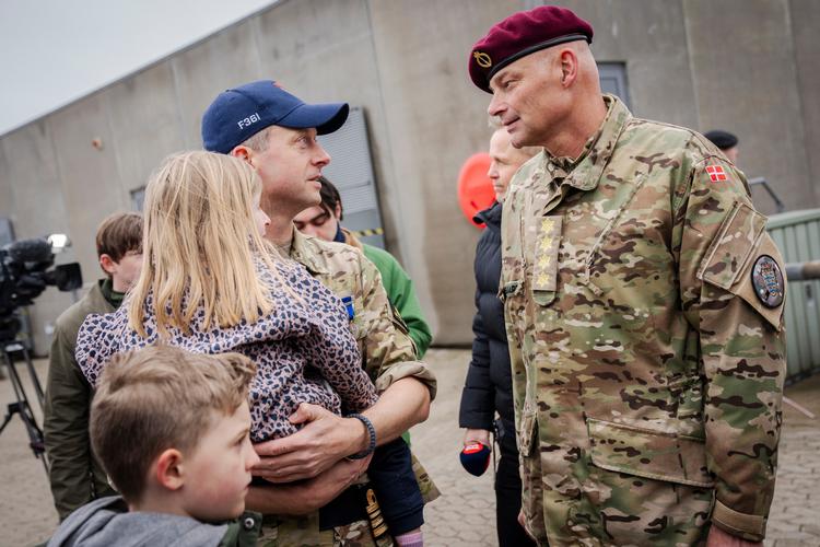 Skibschef Sune Lund (med blå kasket) hilste, med sin datter på armen og sin søn ved sin side, på den fungerende forsvarschef Michael Wiggers Hyldgaard,  da fregatten 'Iver Huitfeldt' ankom til Korsør. Bagefter fejrede familien hans hjemkomst med en tur på McDonald's.  Foto: Ida Marie Odgaard/Ritzau Scanpix