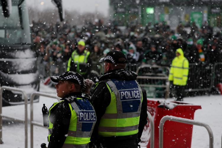 Skotske betjente må arbejde på overtid efter indførelsen af en omstridt lov om hadtale, der ifølge kritikerne indskrænker ytringsfriheden. Foto: Russell Cheyne/Ritzau Scanpix