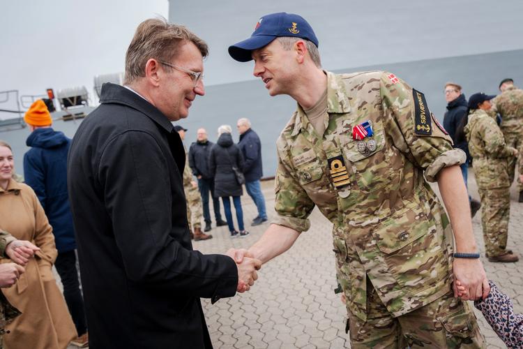 Forsvarsminister Troels Lund Poulsen (V) hilste på skibschef Sune Lund, da fregatten 'Iver Huitfeldt' torsdag ankom til Flådestation Korsør efter at have været været indsat i Det Røde Hav.   Foto: Ida Marie Odgaard/Ritzau Scanpix