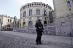 Bevæbnede norske betjente var også på gaden i onsdags, efter at der var indløbet en bombetrussel mod Stortinget i Oslo. Foto: Stian Lysberg Solum/Ritzau Scanpix