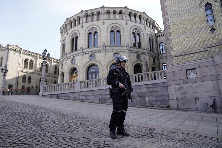 Bevæbnede norske betjente var også på gaden i onsdags, efter at der var indløbet en bombetrussel mod Stortinget i Oslo. Foto: Stian Lysberg Solum/Ritzau Scanpix