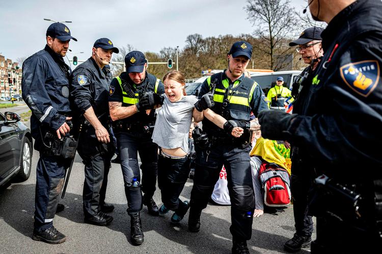 Greta Thunberg bliver tilbageholdt af hollandsk politi.  Foto: Ramon Van Flymen/Ritzau Scanpix