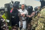 Ecuadors eks-vicepræsident Jorge Glas bliver ført til det topsikrede fængsel La Roca i Guayaquil i Ecuador lørdag.
 Foto: Handout/Ritzau Scanpix