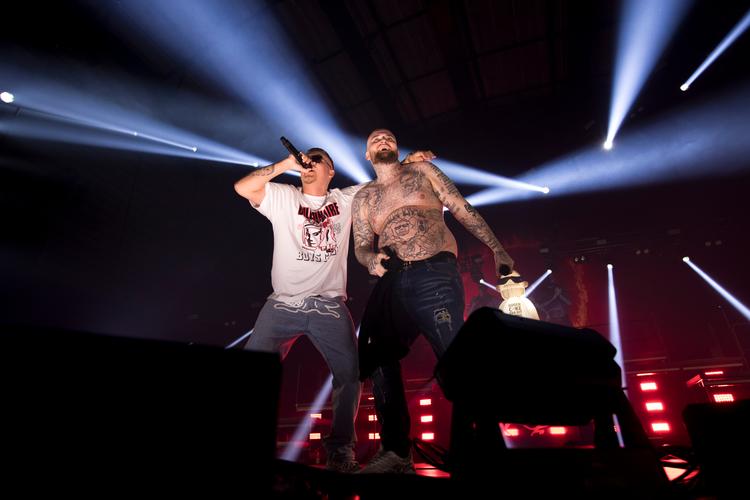 Balken og Englando, to tredjedele af Ude af kontrol, der spillede deres hidtil største headlinershow i KB Hallen lørdag aften. Foto: Martin Rosenauer