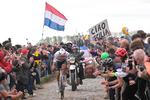 Mathieu van der Poel er verdens bedste rytter på brosten. I hvert fald kan han nu kalde sig vinder af både Flandern Rundt og Paris-Roubaix i denne sæson. Det er andet år i træk, at verdensmesteren på landevej vinder den fysisk krævende styrkeprøve på de nordfranske brosten Foto: Bernard Papon/Ritzau Scanpix