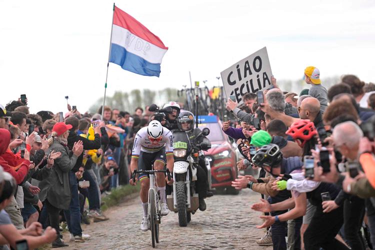 Mathieu van der Poel er verdens bedste rytter på brosten. I hvert fald kan han nu kalde sig vinder af både Flandern Rundt og Paris-Roubaix i denne sæson. Det er andet år i træk, at verdensmesteren på landevej vinder den fysisk krævende styrkeprøve på de nordfranske brosten Foto: Bernard Papon/Ritzau Scanpix