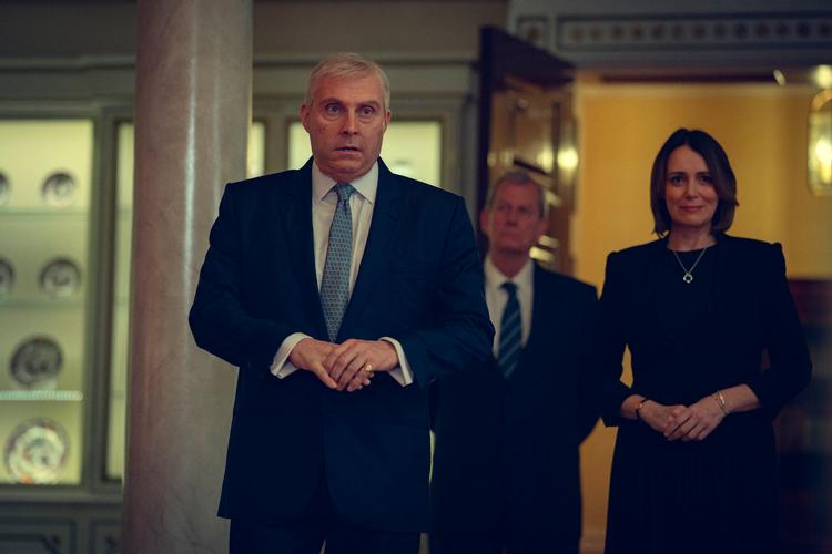 Rufus Sewell spiller den verdensfjerne prins Andrew, der indvilger i at give en timelangt interview til BBC for at forklare sin affiliering med sexforbryderen Jeffrey Epstein. Det skulle han aldrig have gjort. Foto: Netflix/Netflix
