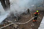 Redningsarbejdere slukker flammerne efter et russisk missilangreb mod Kharkiv. Mangelen på vestlig støtte koster liv i Ukraine, der nu frygter, hvad russernes forårsoffensiv kan føre til. Foto: Sergey Bobok/Ritzau Scanpix