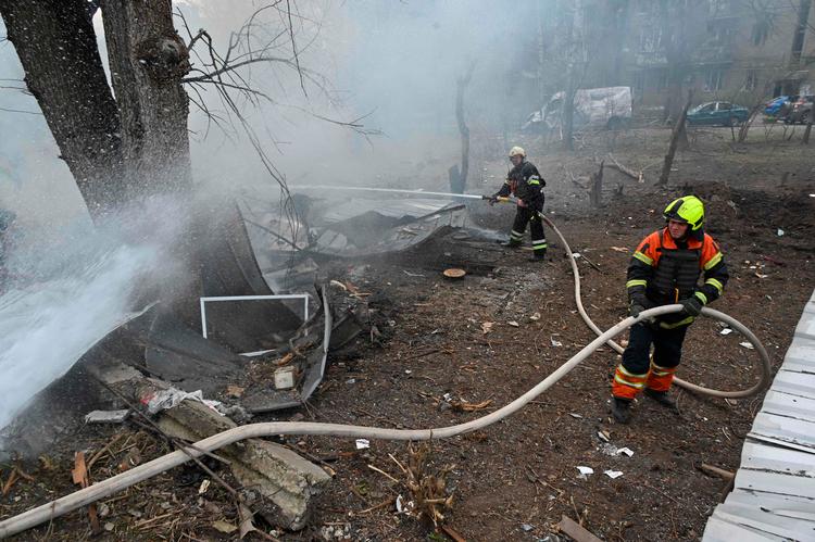 Redningsarbejdere slukker flammerne efter et russisk missilangreb mod Kharkiv. Mangelen på vestlig støtte koster liv i Ukraine, der nu frygter, hvad russernes forårsoffensiv kan føre til. Foto: Sergey Bobok/Ritzau Scanpix