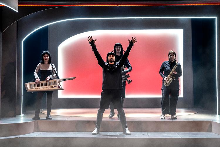 Ensemblet i 'Hopla Bravo Skifter' demonstrerer en opløftende musikalitet bag det generelle sortsyn. Foto: Dennis Westerberg