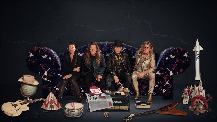Den kæmpestore sofa fra 'Bad Craziness'-videoen er naturligvis med i udstillingen 'Danmark After Dark'. Foto: Pr-foto