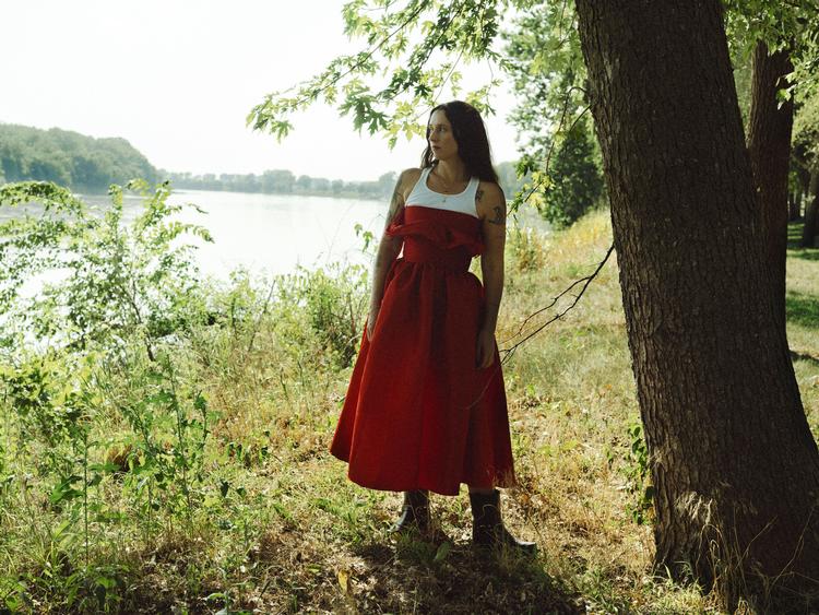 I 'Lone Star Lake' synger Waxahatchee om den eneste sø i Kansas. Måske den hun her poserer ved? Foto: Molly Matalon