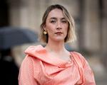Saoirse Ronan giver gerne sine forældre en del af æren for, at hun har jordforbindelsen i orden, selv om de store roller og priser står i kø.  Foto: Scott A Garfitt/Ritzau Scanpix
