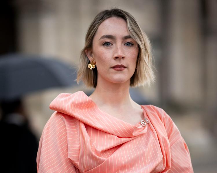 Saoirse Ronan giver gerne sine forældre en del af æren for, at hun har jordforbindelsen i orden, selv om de store roller og priser står i kø.  Foto: Scott A Garfitt/Ritzau Scanpix