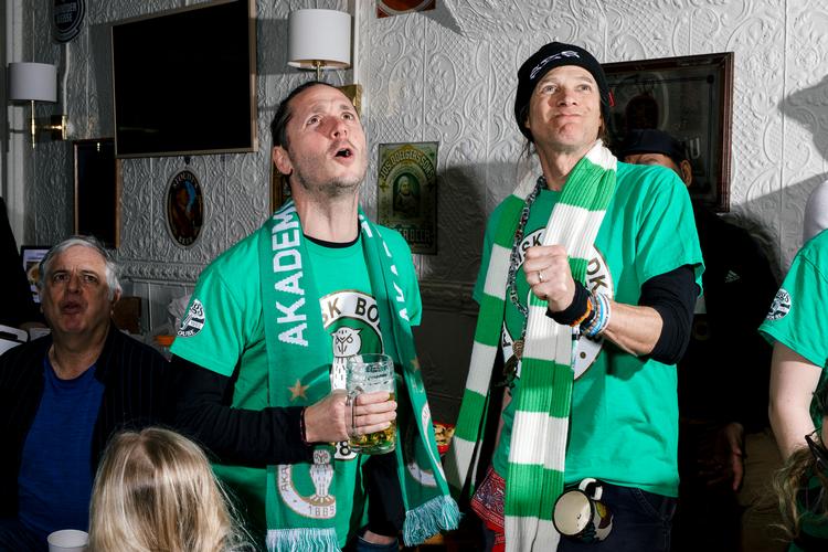 De er fodboldfans og ejer en del af AB, og så mødes de på baren Mugs Ale House i Brooklyn, når holdet spiller. Foto: Adrienne Grunwald/Ritzau Scanpix