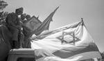 I 1967 fejrer tre israelske soldater oprettelsen af Staten Israel i 1948. I S. Yizhars erindringsroman fra 1949 er der knap så meget at fejre. Foto: Sven Simon/Ritzau Scanpix