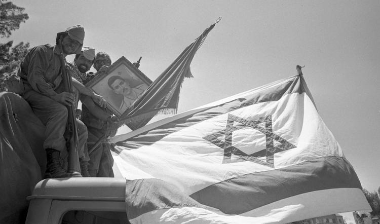 I 1967 fejrer tre israelske soldater oprettelsen af Staten Israel i 1948. I S. Yizhars erindringsroman fra 1949 er der knap så meget at fejre. Foto: Sven Simon/Ritzau Scanpix