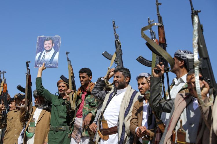 Houthi-støtter i en pro-palæstina-demonstration i Sanaa i Yemen i februar. De våben, som USA nu giver til Ukraine, beslaglagde USA sidste år, da Iran var i færd med at fragte dem til Houthibevægelsen i Yemen. Foto: Khaled Abdullah/Ritzau Scanpix