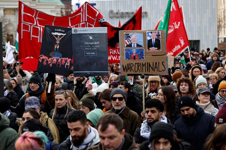 I Sverige krævede demonstranter 17. februar en udelukkelse af Israel fra Eurovision. Arrangøren EBU afviser, men siger i en udtalelse: »Vi forstår, at folk vil gerne engagere sig i debat og udtrykke deres dybt nærede holdninger til denne sag. Vi er alle blevet berørt af billederne, historierne og den ubestridelige smerte, som dem i Israel og Gaza har lidt«. Foto: Tt News Agency/Ritzau Scanpix