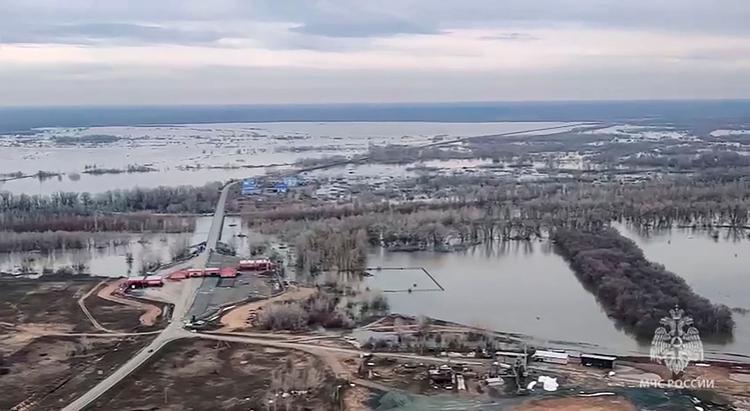 Dette billede, som blev offentliggjort i går af de russiske myndigheder, viser de omfattende oversvømmelser i regionen Orenburg. Foto: Handout/Ritzau Scanpix