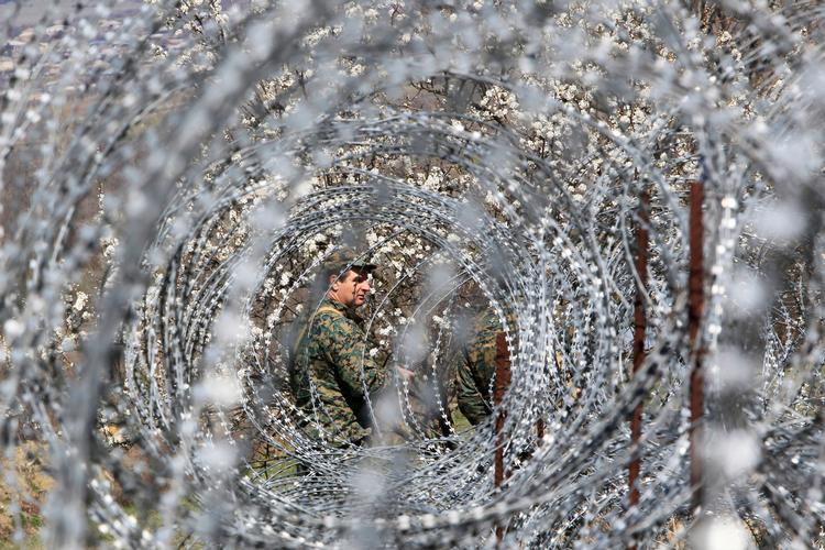 En georgisk grænsebetjent ved besættelseslinjen ind til det russiskkontrollerede Sydossetien. Arkivfoto. Foto: Shakh Aivazov/Ritzau Scanpix