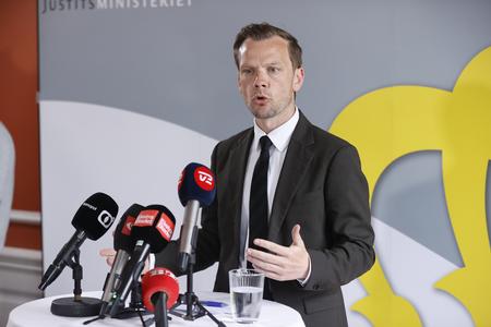 »Kriminelle grupperinger skal ikke gemmes bag Grundloven«, siger justitsminister Peter Hummelgaard (S) på pressemødeet. Foto: Jens Dresling