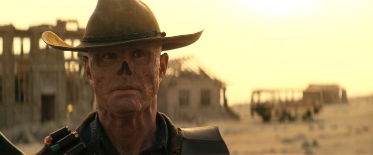Walton Goggins er ugenkendelig som den westernfilminspirerede dødningedusørjager, men spiller en at sit livs roller. Foto: Amazon Prime Video/Amazon Prime Video