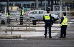 Svenske betjente tjekker biler ved betalingsanlægget på Øresundsbroen. Aktionen har udløst bilkø i retning mod Danmark. Foto: 50090 Johan Nilsson/tt/Ritzau Scanpix