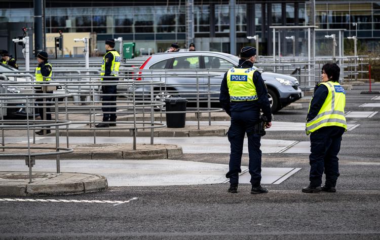 Svenske betjente tjekker biler ved betalingsanlægget på Øresundsbroen. Aktionen har udløst bilkø i retning mod Danmark. Foto: 50090 Johan Nilsson/tt/Ritzau Scanpix