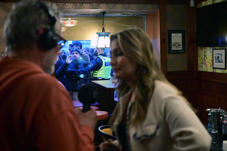 Propalæstinensiske aktivister afbrød tirsdag aften et debatmøde på en restaurant i Göteborg med Ebba Busch (til højre), som er leder af det svenske regeringsparti Kristdemokraterna.  Foto: 9200 Bjorn Larsson Rosvall/Ritzau Scanpix