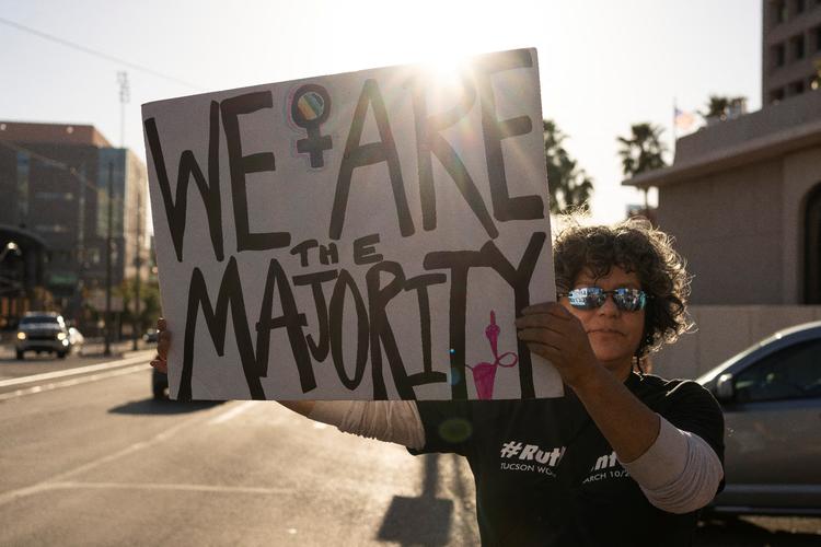 En lille demonstration fandt sted i Tuscon i Arizona, efter at den lokale højesteret havde genfundet og genaktiveret en lov, der stort set forbyder alle former for abort. 
 Foto: Rebecca Noble/Ritzau Scanpix