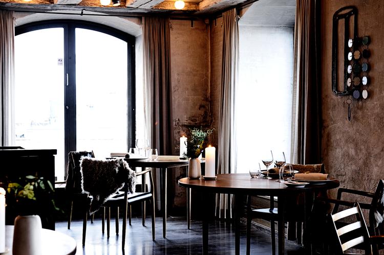 Det er ironisk, at mangeårige topleder, Jane Mylenberg, kan sidde og få en åbenbaring om arbejdsmiljø på en Michelin-restaurant – i en branche, der er notorisk kendt for dårligt arbejdsmiljø. Foto: Sanne Vils Axelsen