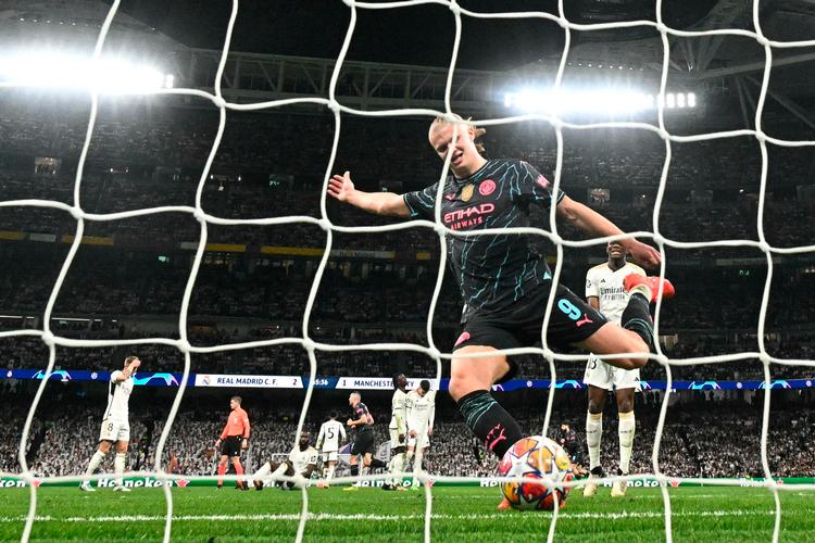 Manchester City's norske målmagiker, Erling Haaland, fotograferet tidligere på måneden på Bernabeu station i Madrid. Scenen er ikke med i Netflix' nye dokumentar om Manchester City. (Photo by JAVIER SORIANO / AFP)   Foto: Javier Soriano/Ritzau Scanpix