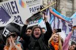 Libertarianeren Javier Milei tiltrådte som Argentinas præsident 10. december sidste år og gik omgående i gang med at opfylde sine valgløfter, der overvejende handler om at beskære staten og den offentlige sektor med den symbolske motorsav, han rejste rundt med. Mileis indflydelsesrige søster, Karina, står til højre for præsidenten.  Arkivfoto Natacha Pisarenko