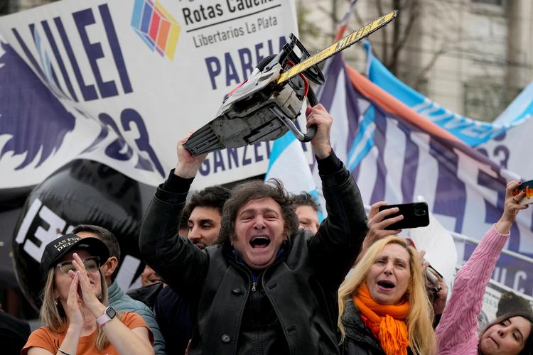 Libertarianeren Javier Milei tiltrådte som Argentinas præsident 10. december sidste år og gik omgående i gang med at opfylde sine valgløfter, der overvejende handler om at beskære staten og den offentlige sektor med den symbolske motorsav, han rejste rundt med. Mileis indflydelsesrige søster, Karina, står til højre for præsidenten.  Arkivfoto Natacha Pisarenko