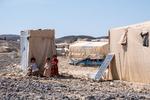 Tre børn, Radad, Arif og Nazih søger skygge i Alsowayda, et område for internt fordrevne i Marib i det centrale Yemen.. Flere end 10.000 fordrevne har holdt til i det UNHCR-styrede område siden 2019. Foto: Gregory Doane/© UNHCR/Gregory Doane