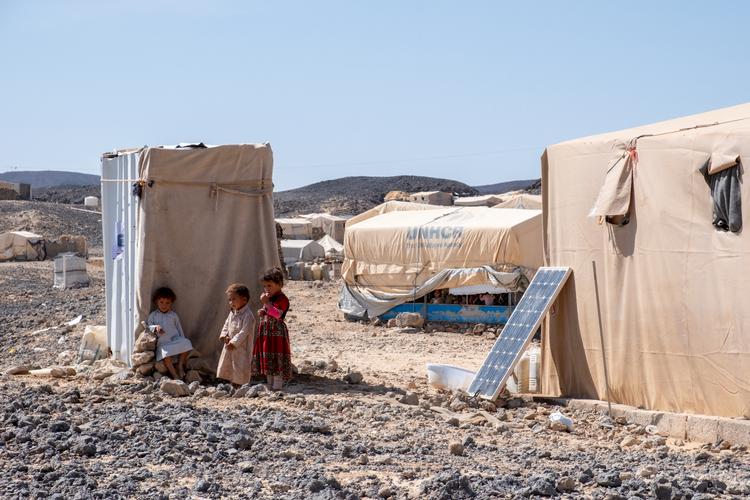 Tre børn, Radad, Arif og Nazih søger skygge i Alsowayda, et område for internt fordrevne i Marib i det centrale Yemen.. Flere end 10.000 fordrevne har holdt til i det UNHCR-styrede område siden 2019. Foto: Gregory Doane/© UNHCR/Gregory Doane