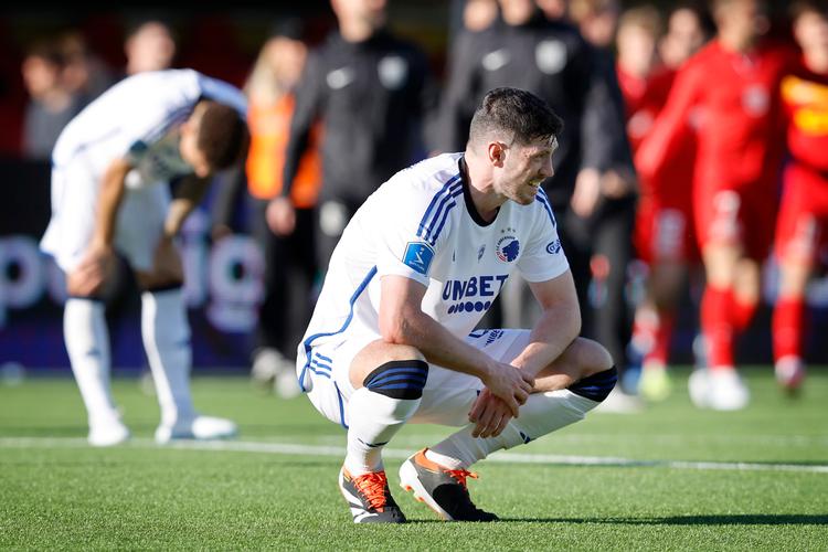 For anden gang i denne sæson måtte FCK-spillerne være triste over at have tabt to kampe i træk, da FC Nordsjælland i søndags sejrede 2-1 i Farum. Foto: Jens Dresling