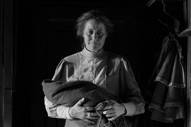 Trine Dyrholm spiller hovedrollen i 'Pigen med nålen'.  Foto: Lukasz Bak