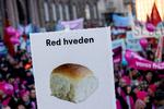 Regeringens beslutning om at afskaffe store bededag som en fridag udløste store protester. Her ved en demonstration på Christiansborg Slotsplads februar sidste år.  Foto: Mads Nissen/POLITIKEN