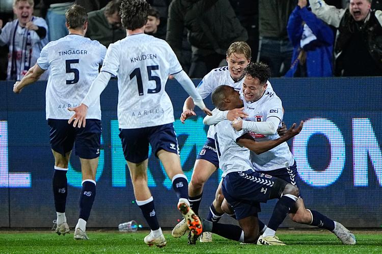 AGF's sydafrikaner Gift Links bliver 'overfaldet' af jublende holdkammerater efter hans sejrsmål i tillægstiden i pokalsemifinalen mod FC Nordsjælland. Foto: Bo Amstrup/Ritzau Scanpix
